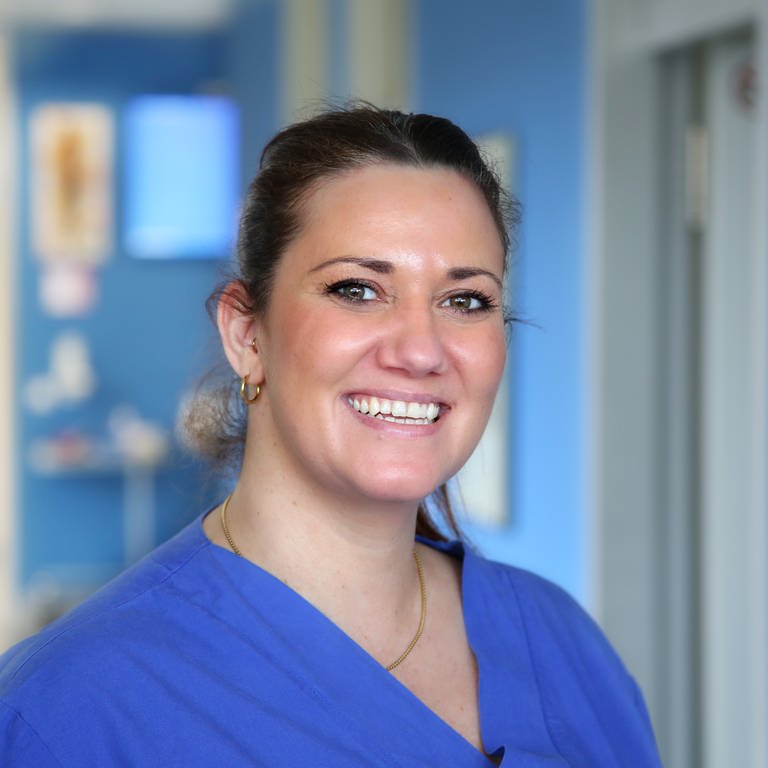 Natalia ist medizinische Fachangestellte im Bereich der zentralen Notaufnahme in Ludwigshafen. Sie steht in der Notaufnahme und lächelt in die Kamera.  (Foto: SWR)