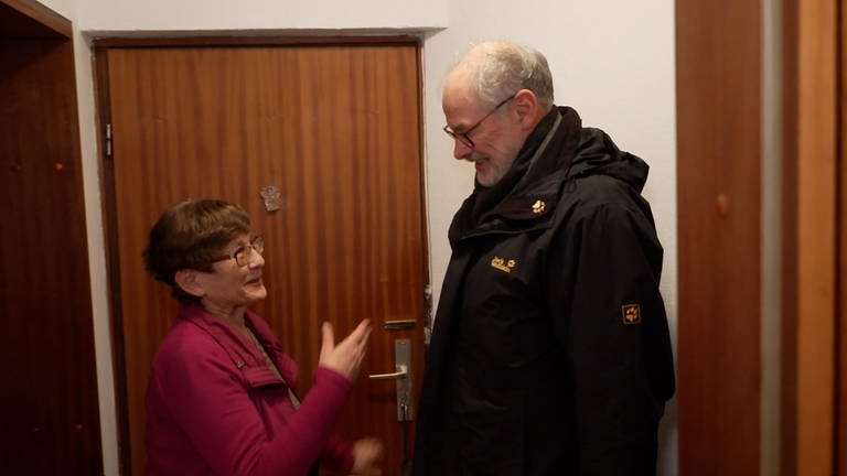 Ein Mitarbeiter vom Verein „Alt-Arm-Allein“ besucht eine ältere Frau, um ehrenamtlich Handwerksarbeiten durchzuführen. (Foto: SWR)