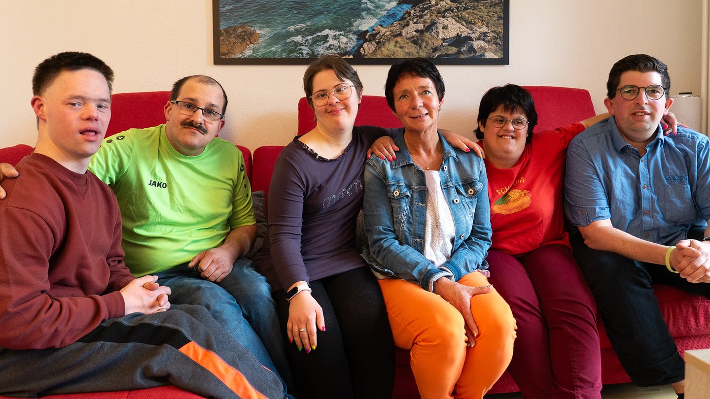 Sechs Bewohner der WG auf dem Sofa (Foto: SWR)