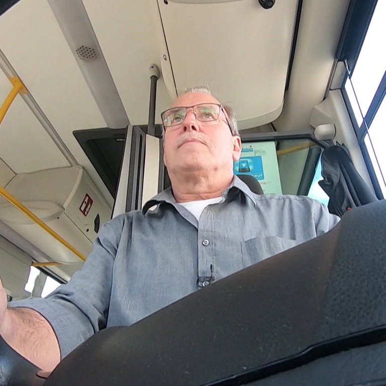 Bernd Pertzborn ist Busfahrer aus Leidenschaft (Foto: SWR)