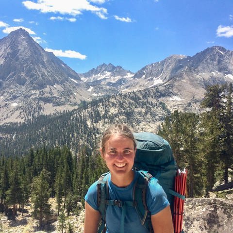 Caroline, 24 Jahre mit Wanderausrüstung vor Gebirge in Amerika (Foto: SWR)