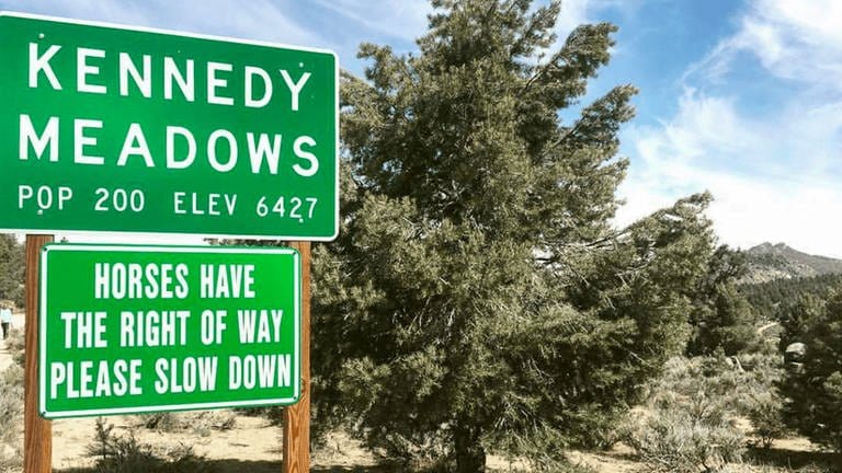 Schild mit der Aufschrift „Kennedy Meadows“ (Foto: SWR)