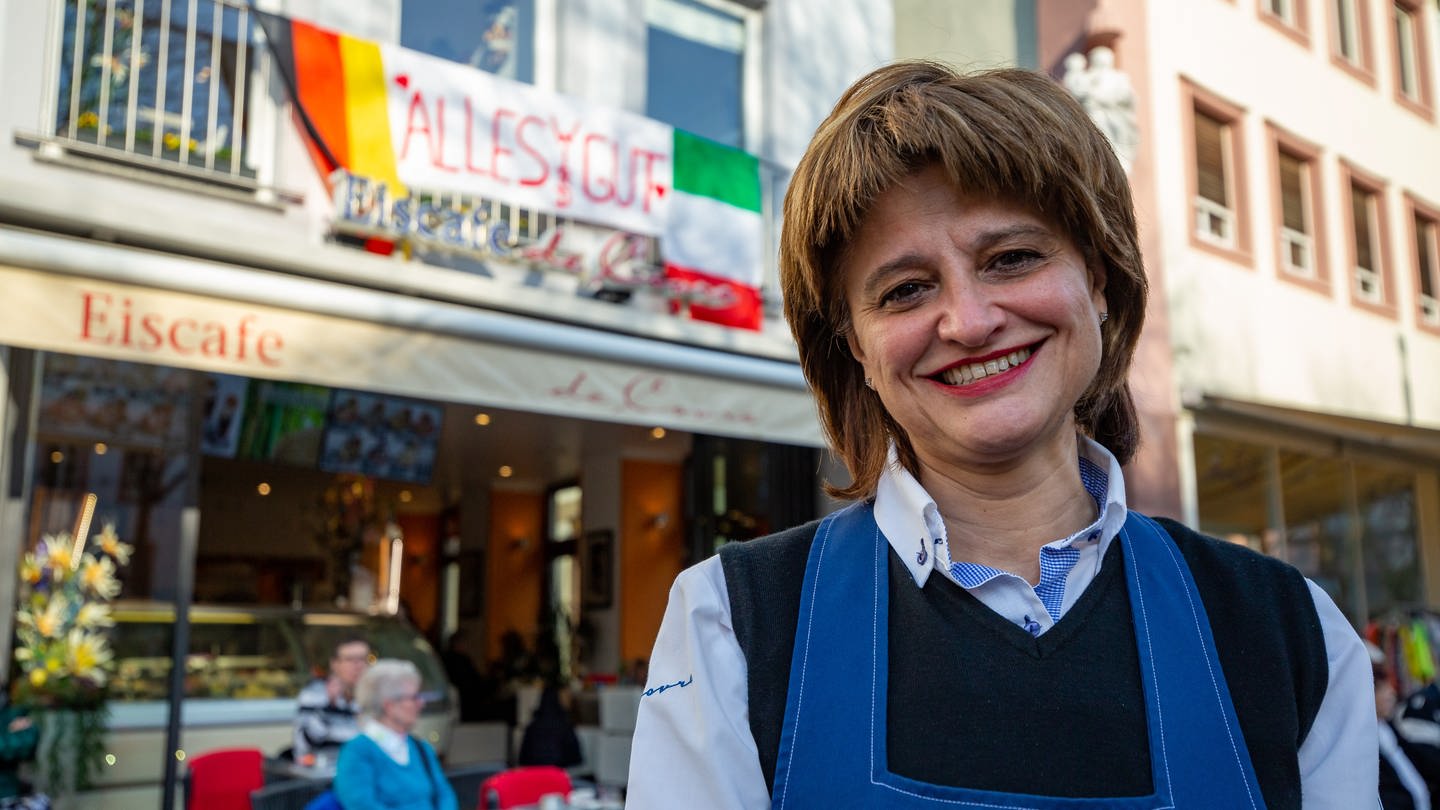 Frau steht vor Eiscafé in Mainz. (Foto: SWR)
