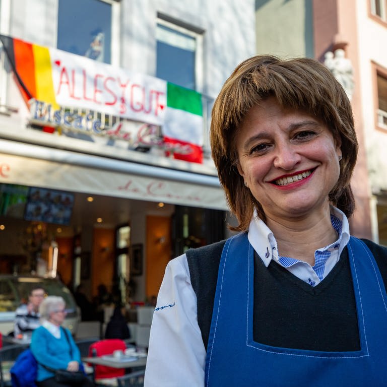 Frau steht vor Eiscafé in Mainz.