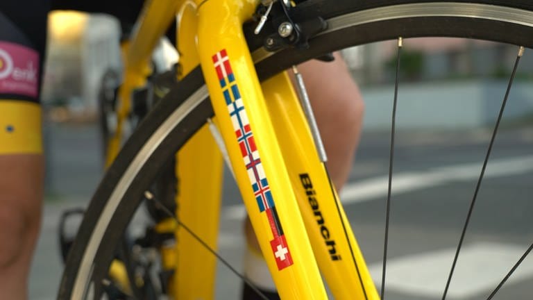 Fahrradgabel mit den Flaggen der beteiligten Länder