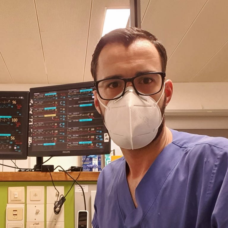 José Antonio Jaime ist Pfleger auf einer Covid-19-Intensivstation. Die Arbeit  und das Leid seiner Patienten sind für ihn momentan emotional sehr belastend. (Foto: SWR)