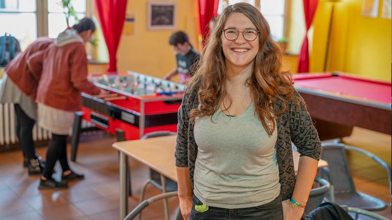 Sandra Schwarz (33) kümmert sich im Kinder-, Jugend- und Kulturzentrum Haus Haifa vor allem um die Belange der Mädchen. Denn diese hatten das Freizeit-Angebot bislang nicht so angenommen wie die Jungs aus dem Stadtteil Mainz-Mombach.  (Foto: SWR)