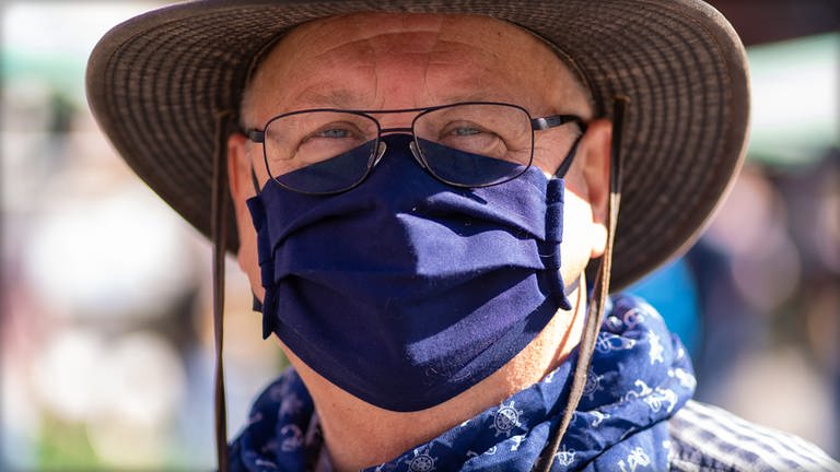 Mann mit Cowboyhut und blauer Maske (Foto: SWR)