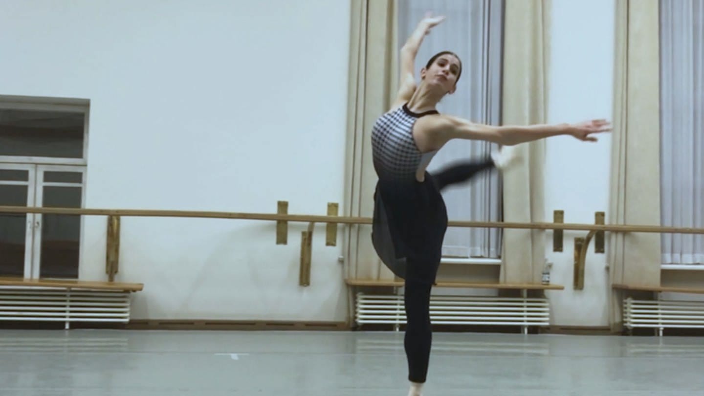 Junge Frau tanzt Ballett (Foto: SWR)