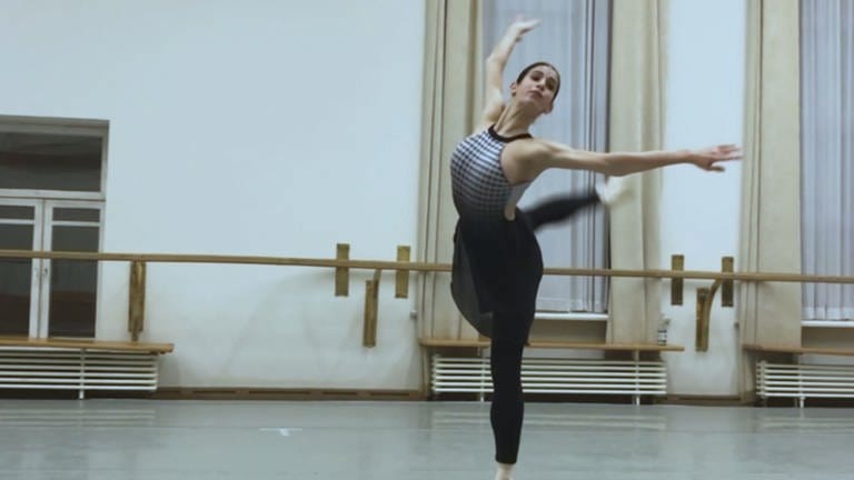 Junge Frau tanzt Ballett