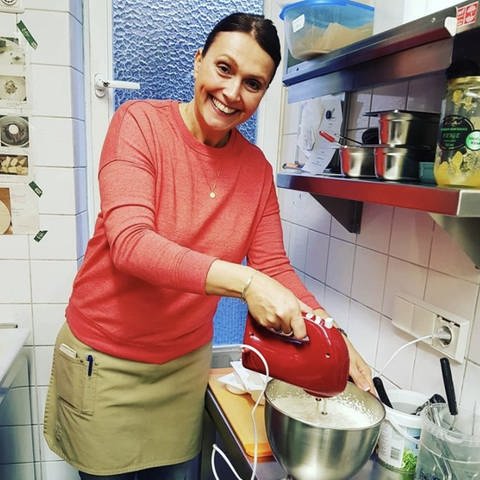 Frau in einer Restaurantküche am Mixer. (Foto: SWR)