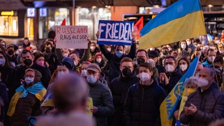 Menschen auf Demonstration in Mainz gegen Ukraine-Krieg. (Foto: SWR)