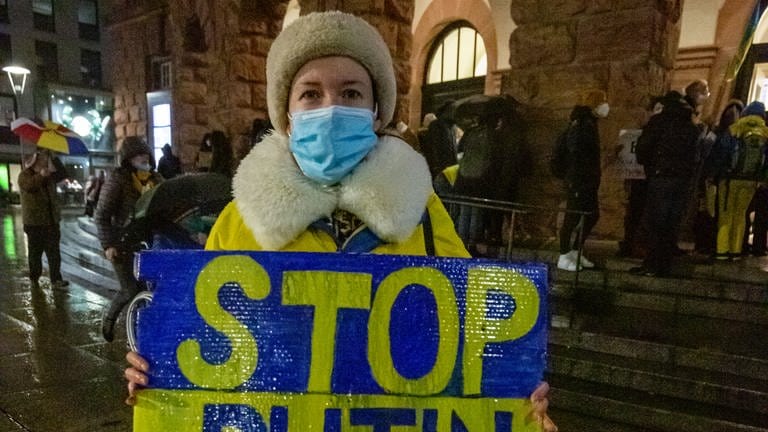 Frau mit Schild auf dem „Stop Putin“ steht. (Foto: SWR)