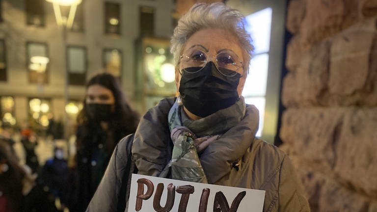 Frau mit Plakat gegen Putin
