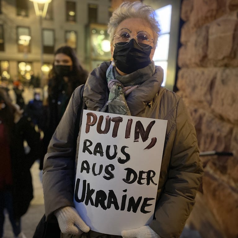 Frau mit Plakat gegen Putin (Foto: SWR)