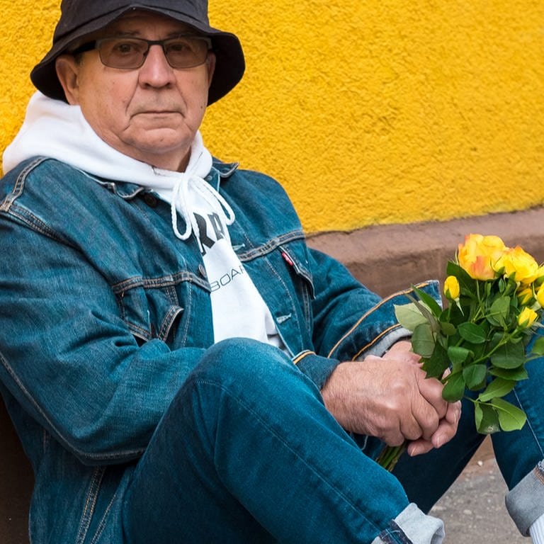 Älterer Herr in hippen Klamotten (Foto: SWR)