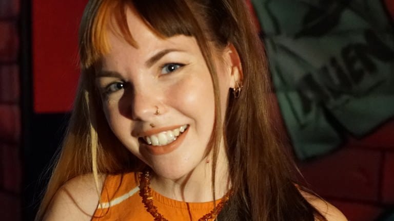 Party-Gängerin Janina Hubert aus Ingelheim lächelnd im Rock-Club Caveau 