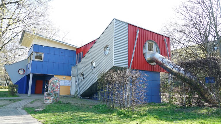 Außenaufnahme eines Gebäudes mit roten, blauen und grauen Wänden. (Foto: SWR)