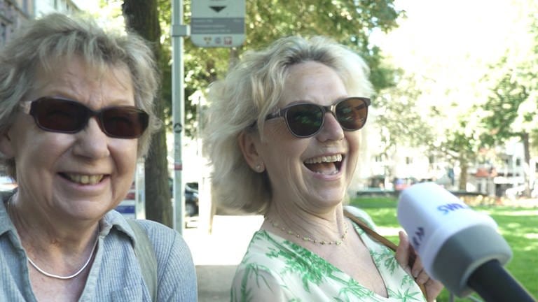 zwei ältere Damen stehen in Mainz auf der Straße (Foto: SWR)
