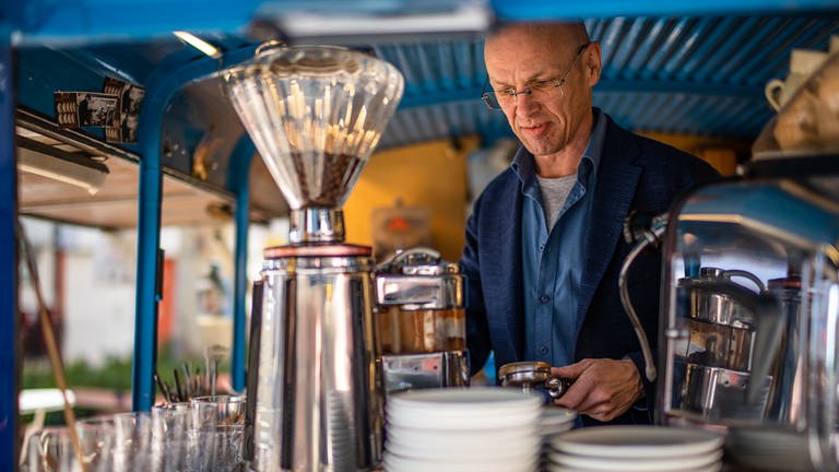 Vom Arbeitslosen zum Kaffee-Verkäufer am Markt (Foto: SWR)