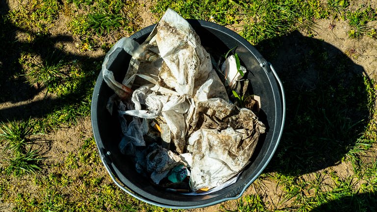 Zigarettenstummel, Getränkepackungen oder Einwegflaschen. „Uns begegnet immer viel Müll und der liegt einfach vor unseren Füßen.“  (Foto: SWR)