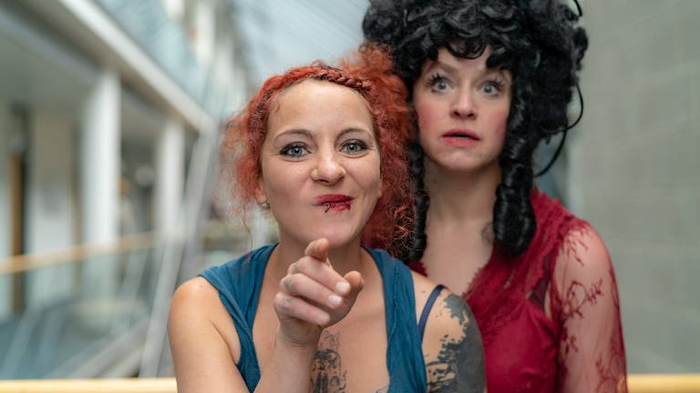 Zwei Frauen auf einem Bild zeigen mit dem Finger auf Betrachter. (Foto: SWR)