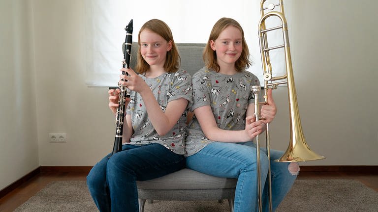 Die eineiigen Zwillinge mit ihren Instrumenten (Foto: SWR)
