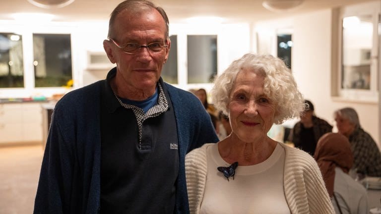 Ein älterer Herr mit Brille und eine ältere Dame lächeln in die Kamera. (Foto: SWR)