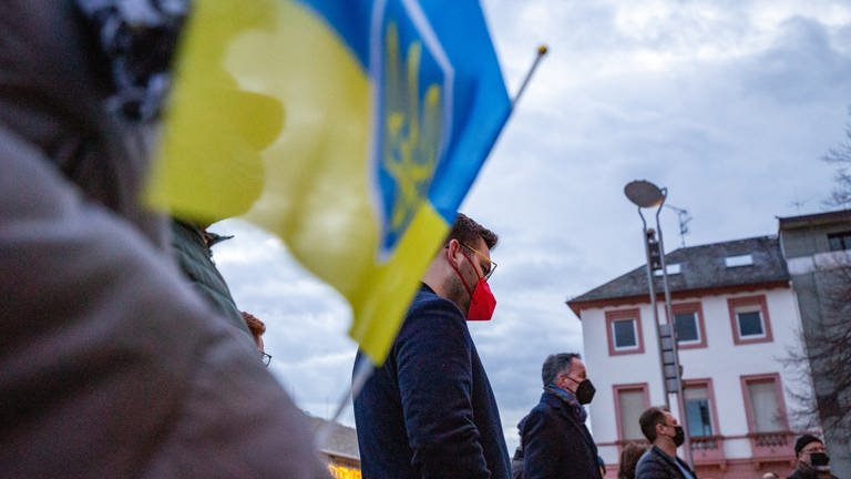Ukraineflagge vor Menschen in Mainz. (Foto: SWR)