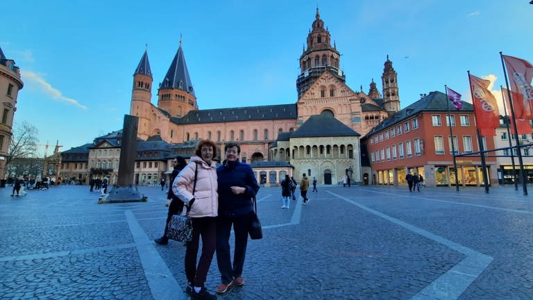 zwei Frauen, die aus der Ukraine geflohen sind, stehen in Mainz vor dem Dom