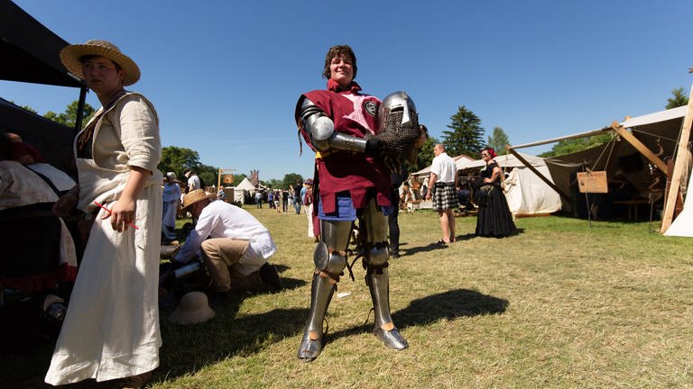 Nathalie tritt als Ritter mit Rüstung bei Schaukämpfen gegen Männer an, die ihr augenscheinlich überlegen sind  (Foto: SWR)