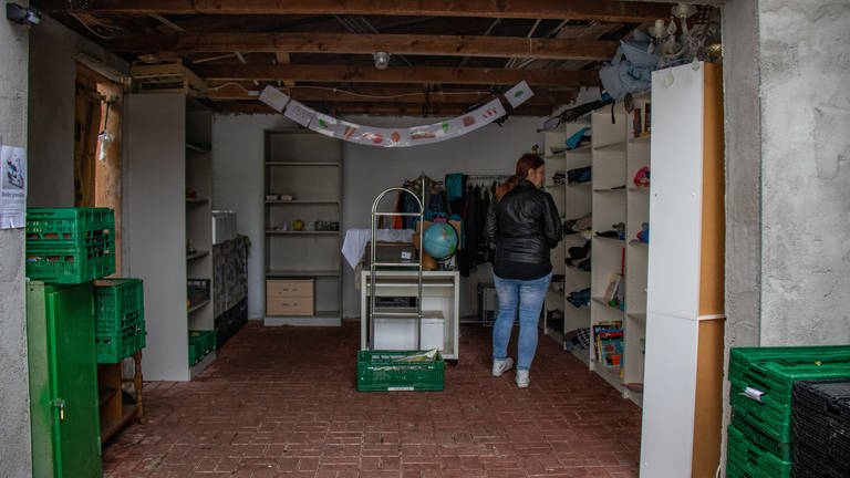 Christine Gölz betreibt in Osthofen eine Garagentafel für Bedürftige