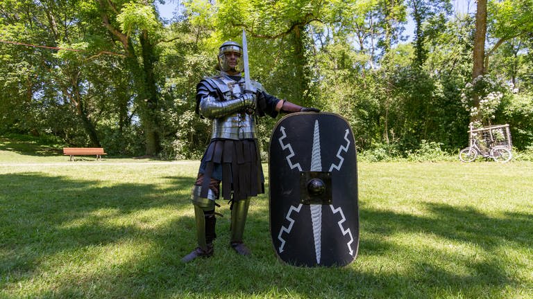 Als einziger Römer zwischen Rittern und Wikingern (Foto: SWR)