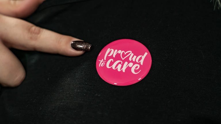 Altenpflegerin Vanessa Linn beteiligt sich an der Image-Kampagne für Pflegekräfte „Proud to Care“. (Foto: SWR)