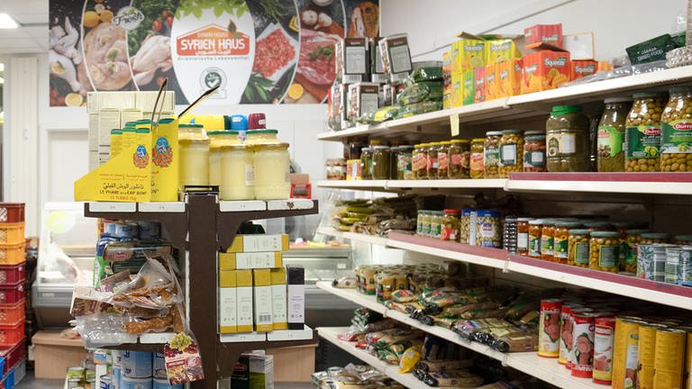 Supermarkt von innen und verschiedene syrische Lebensmittel. (Foto: SWR)