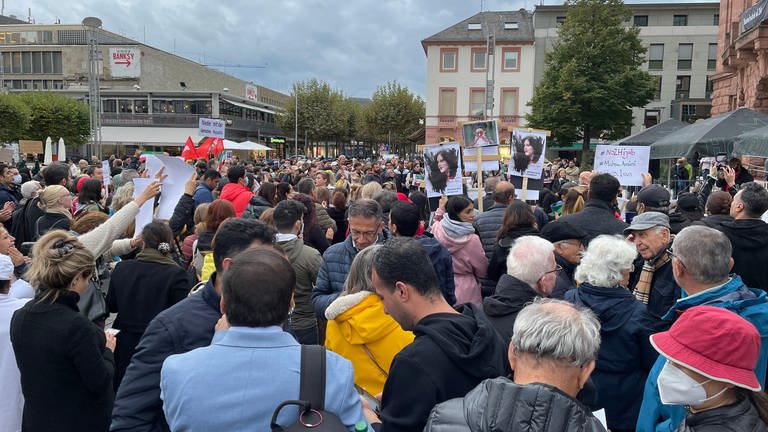 Hunderte Menschen stehen bei einer Demonstration für Freiheit im Iran dicht gedrängt auf dem Gutenbergplatz in Mainz. (Foto: SWR, Damaris Diener)