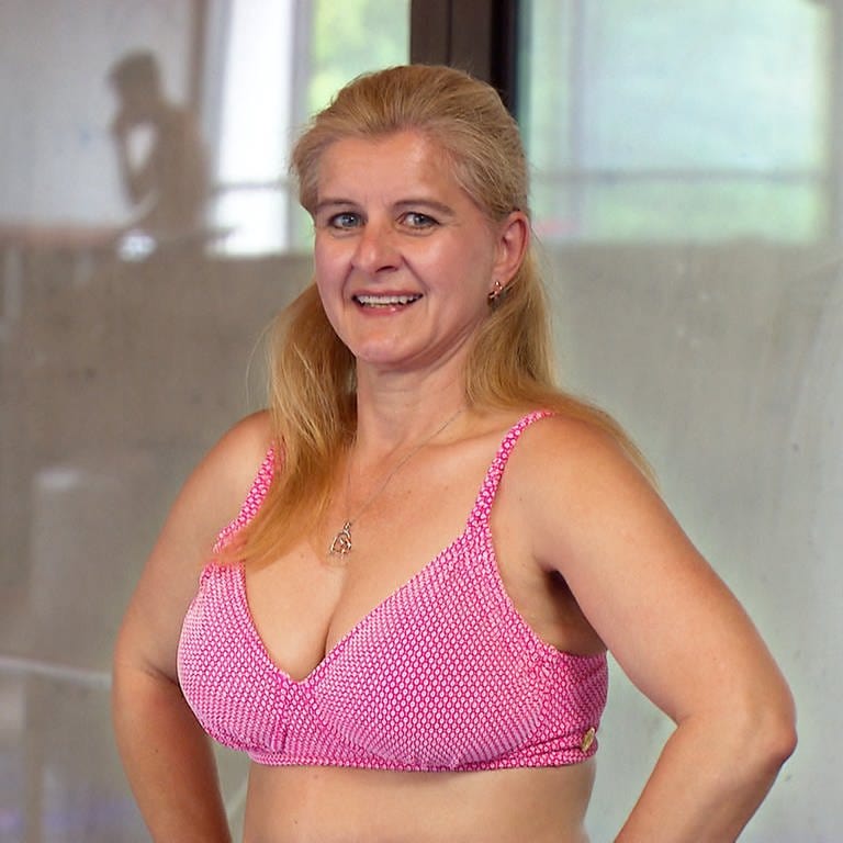Frau mit blonden Haaren im pinken Bikini. (Foto: SWR)