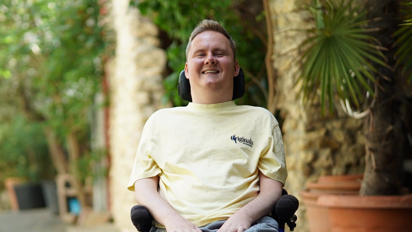 Junger Mann im Rollstuhl in seiner Wohnung (Foto: SWR)