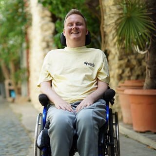Junger Mann im Rollstuhl in seiner Wohnung (Foto: SWR)