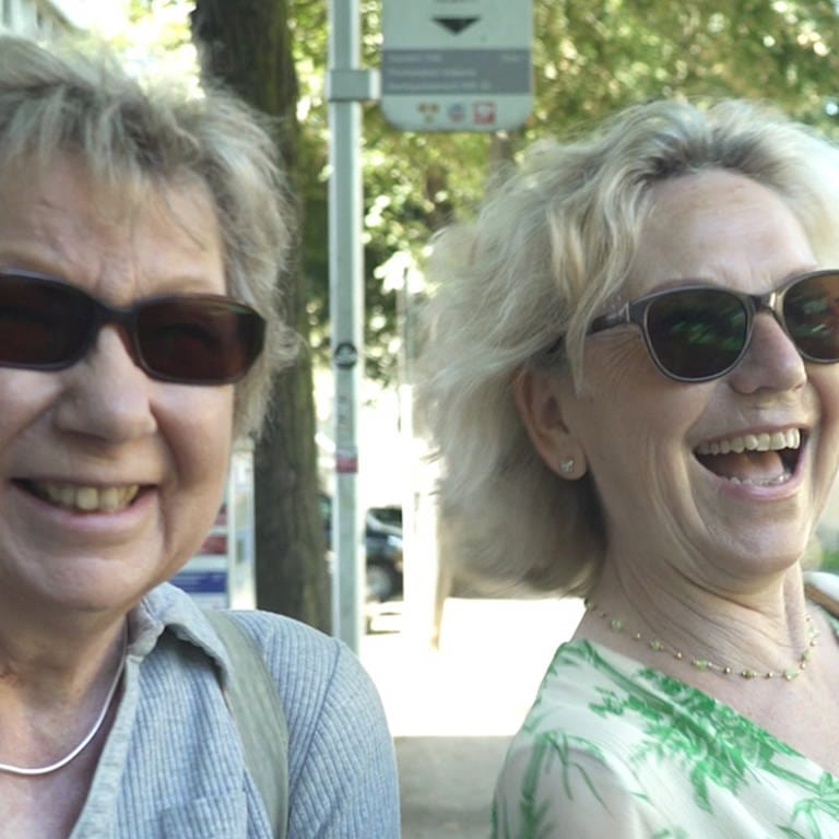 zwei ältere Damen stehen in Mainz auf der Straße