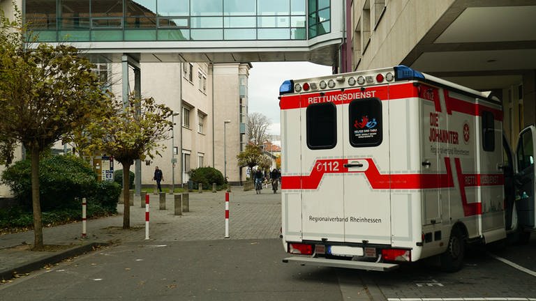 Ein Rettungswagen zwischen den Gebäuden.   (Foto: SWR)