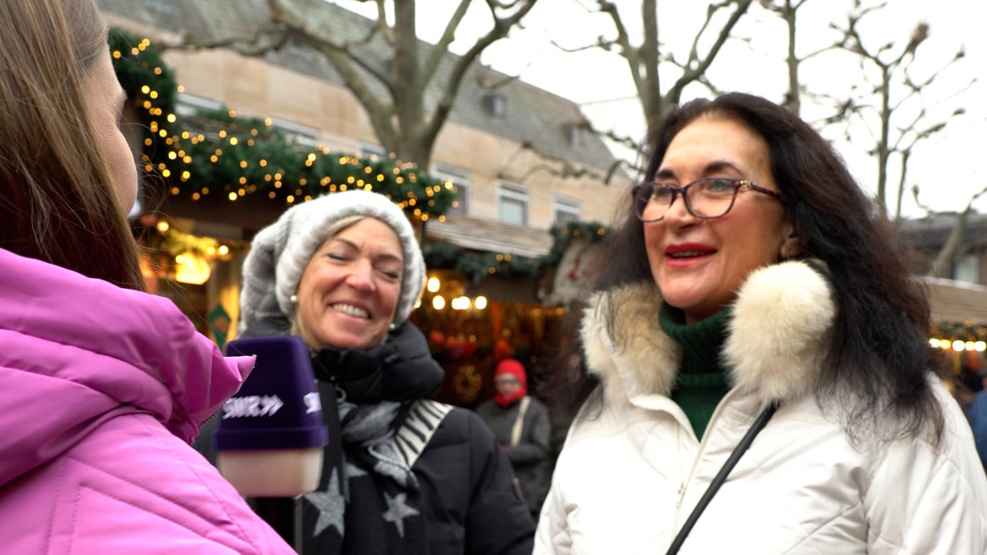 Zwei Frauen werden auf dem Mainzer Weihnachtsmarkt interviewt (Foto: SWR)