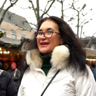 Zwei Frauen werden auf dem Mainzer Weihnachtsmarkt interviewt (Foto: SWR)