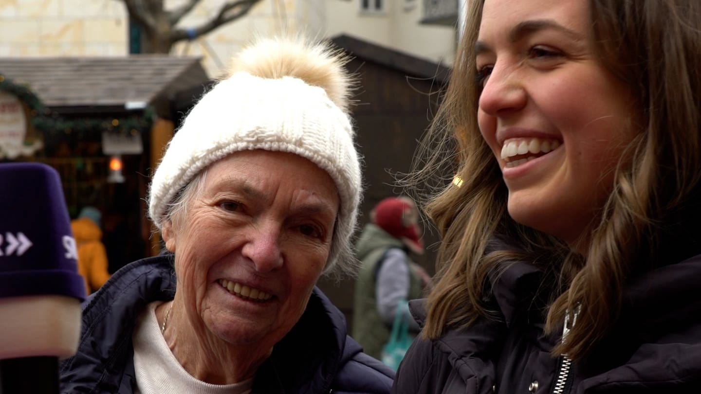 Eine junge und eine alte Frau lachen auf dem Mainzer Weihnachtsmarkt (Foto: SWR)