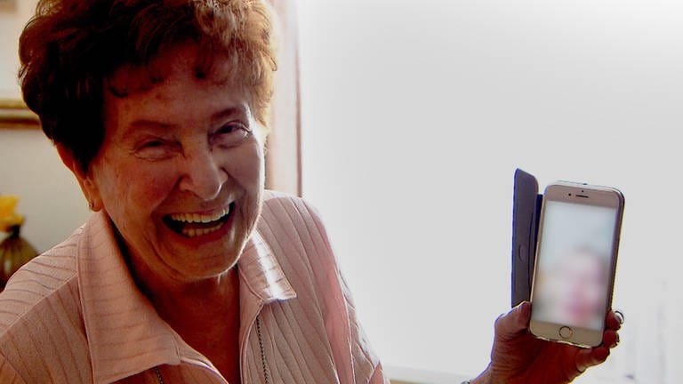 Oma Annemarie ist 84 und liebt ihr Smartphone (Foto: SWR)