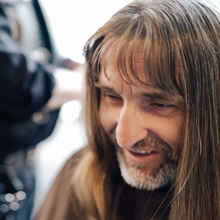 Steffen bekommt einen kostenlosen Haarschnitt von den Barber Angels (Foto: SWR)