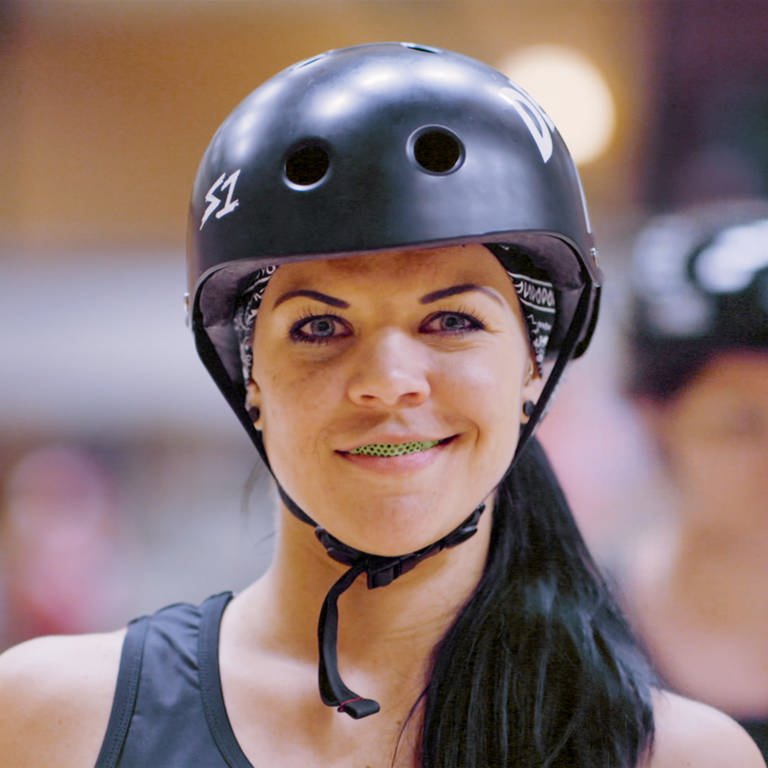 Junge Frau mit Helm auf dem Kopf (Foto: SWR)