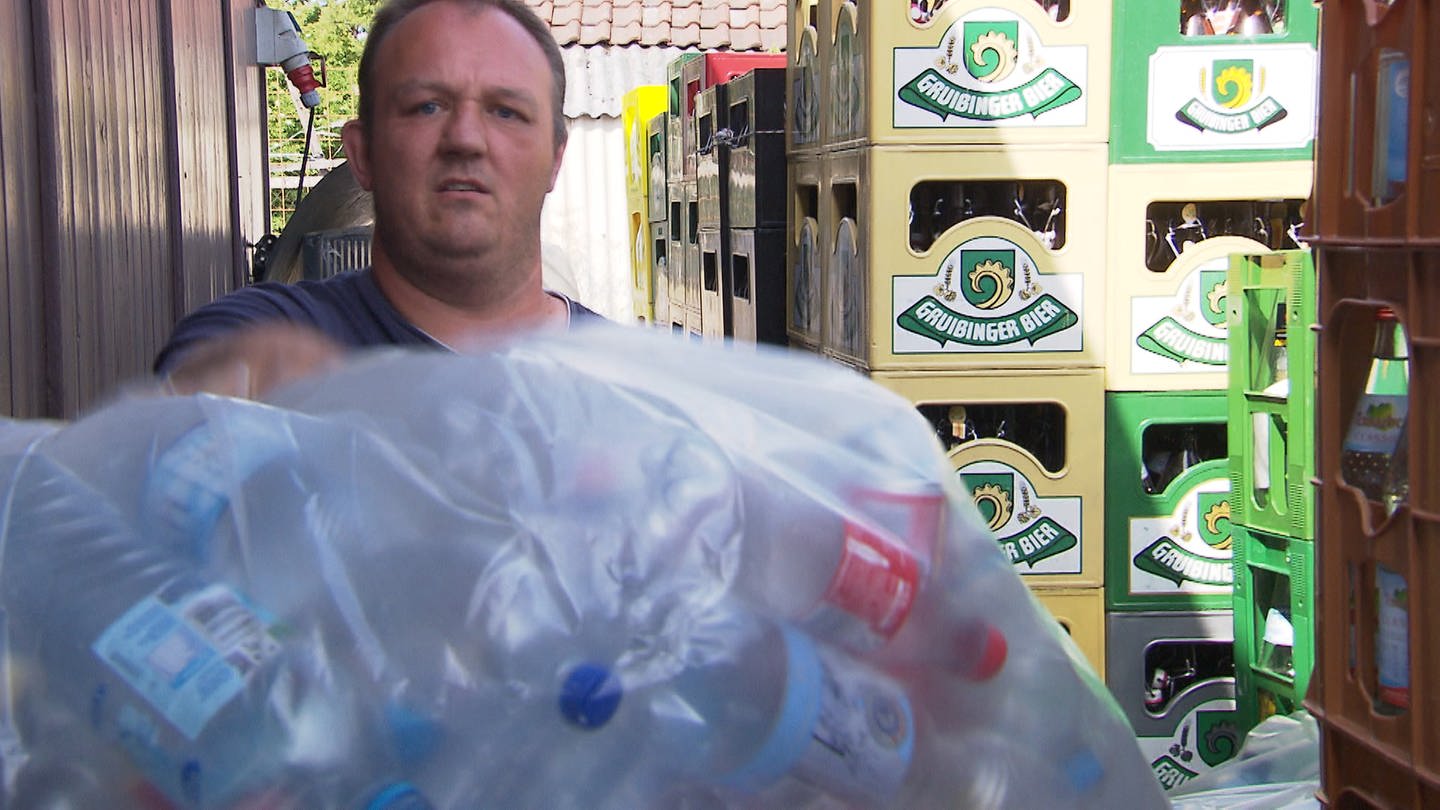Getränkehändler hält Platikflaschen in die Kamera (Foto: SWR)