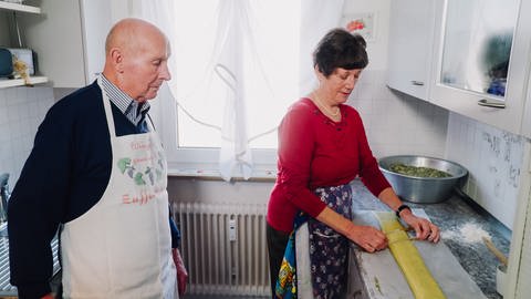 Oma Lisbeth und Opa Manfred stehen in der Küche und machen Maultaschen (Foto: SWR)