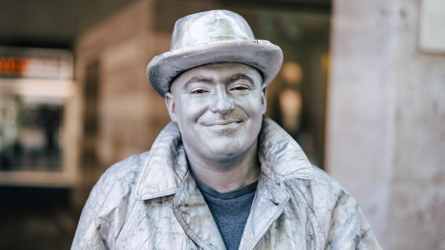 Straßenkünstler Paul versucht, sich als menschliche Statue Geld dazu zu verdienen. (Foto: SWR)